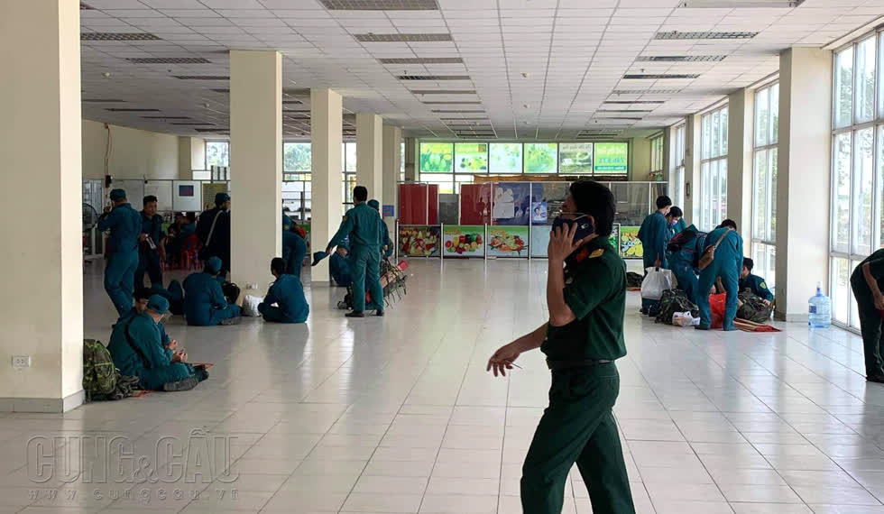 Chiều 19/3, những sinh viên cuối cùng trong ký túc xá ĐH Quốc gia TP.HCM cả khu A và B đã thu dọn đồ đạc, chuyển đến nơi ở mới. Dù khá đột ngột và bất tiện cho công việc cá nhân, tuy nhiên đa số các sinh viên đều chấp hành tốt yêu cầu dọn đi của nhà trường vì nhận thức được khó khăn hiện tại của TP.HCM cũng như cả nước trước tình trang dịch Covid-19 lây lan. Trong trường hợp cần thiết, TP.HCM có thể mượn tạm ký túc xá với 40.000 giường của trường Đại học Quốc gia TP.HCM để làm khu cách ly chống dịch.