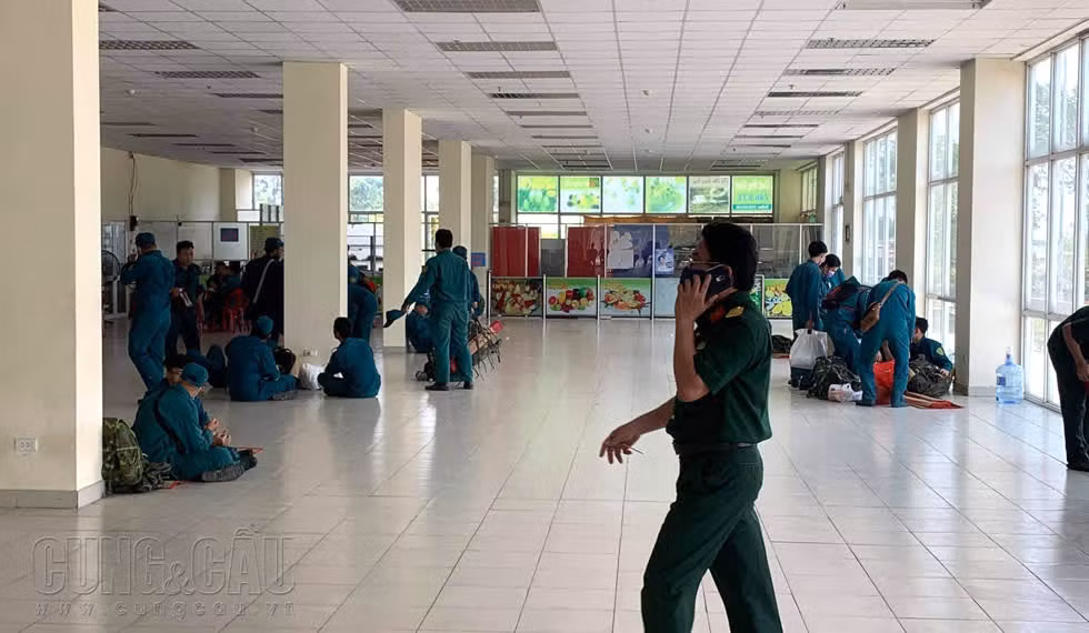 Chiều 19/3, những sinh viên cuối cùng trong ký túc xá ĐH Quốc gia TP.HCM cả khu A và B đã thu dọn đồ đạc, chuyển đến nơi ở mới. Dù khá đột ngột và bất tiện cho công việc cá nhân, tuy nhiên đa số các sinh viên đều chấp hành tốt yêu cầu dọn đi của nhà trường vì nhận thức được khó khăn hiện tại của TP.HCM cũng như cả nước trước tình trang dịch Covid-19 lây lan. Trong trường hợp cần thiết, TP.HCM có thể mượn tạm ký túc xá với 40.000 giường của trường Đại học Quốc gia TP.HCM để làm khu cách ly chống dịch.