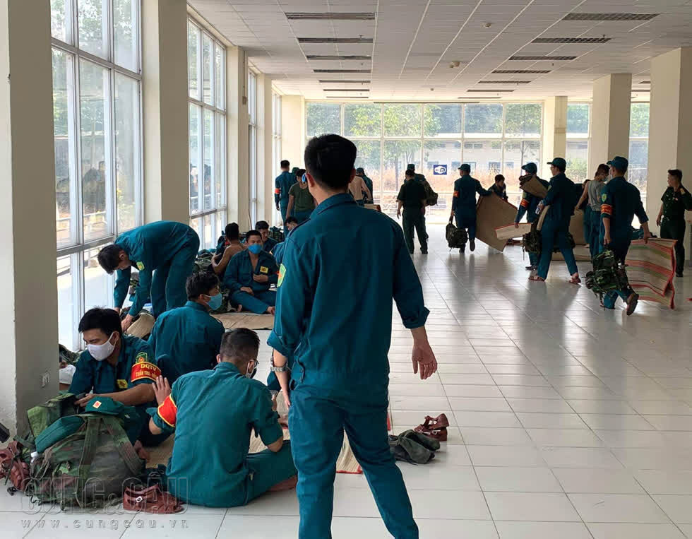 Khi tình hình dịch bệnh diễn biến phức tạp, nhằm đảm bảo sức khỏe, sự an toàn của sinh viên và cộng đồng, giảm thiểu rủi ro bị cô lập và cách ly toàn bộ ký túc xá, ban quản lý ký túc xá Đại học Quốc gia TP HCM đã thông báo tạm ngưng tiếp nhận sinh viên cho đến khi có lịch học trở lại, và yêu cầu toàn bộ sinh viên đang ở đây rời đi trước ngày 20/3. (Ảnh: Cung và Cầu).