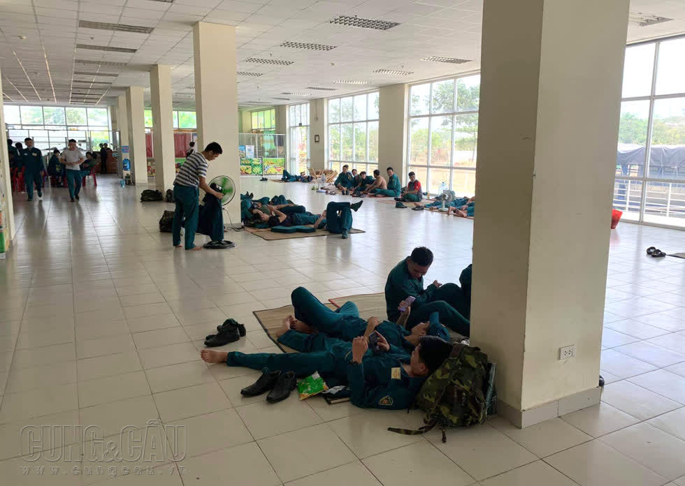 Hầu hết các sinh viên quay trở lại ký túc xá sau Tết đều là những bạn đang đi làm, thực tập hoặc kẹt đồ án tốt nghiệp,… Vì vậy khi nhận được thông báo phải rời đi trong tuần, nhiều sinh viên đã phải lật đật tìm chỗ ở mới, dọn dẹp đồ đạc, vệ sinh phòng cũ. (Ảnh: Cung và Cầu).