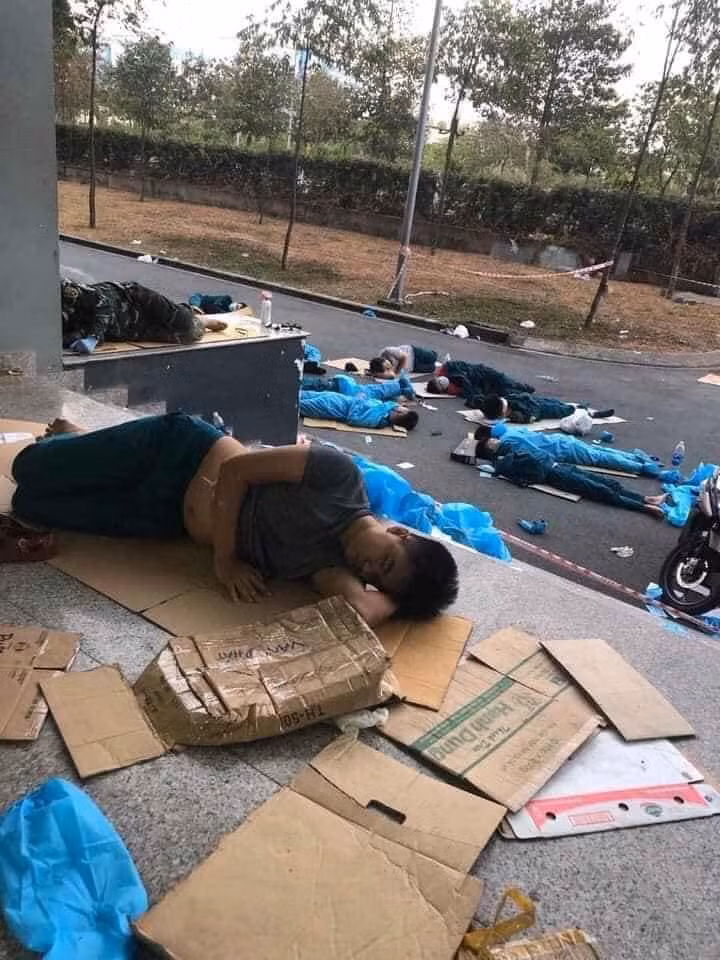 Chong dich Covid-19: Xuc dong hinh anh y bac si, bo doi cang minh noi dau chien tuyen-Hinh-2