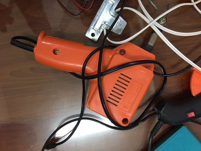 Sau khi có được những hình ảnh nhạy cảm của khách thuê phòng, nhóm này bố trí người đi theo về tận nhà, nơi làm việc dò hỏi thông tin qua hàng xóm, bảo vệ, người làm cùng để lấy số điện thoại, thông tin tên tuổi, nghề nghiệp của họ. Sau đó nhóm này gửi những hình ảnh, video quan hệ tình dục và yêu cầu họ đưa 30 triệu đồng. Sau quá trình điều tra, ngày 5/3 Công an quận Cầu Giấy đã bắt giữ ba người này. 