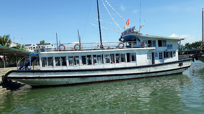  Nhân viên tàu du lịch quay lén khách nữ tắm: Chiều 13/7/2019, tàu Hùng Long 66 đang neo đậu tại khu vực đảo Ti Tốp, tỉnh Quảng Ninh để khách du lịch xuống tắm biển. Đáng chú ý, khi một số khách nữ lên tàu tắm tráng nước ngọt đã bị thuyền viên tên là Hùng đứng ở bên ngoài dùng điện thoại quay video. Thuyền viên Hùng sau đó bị một số du khách khác bắt quả tang và báo cơ quan chức năng xử lý.