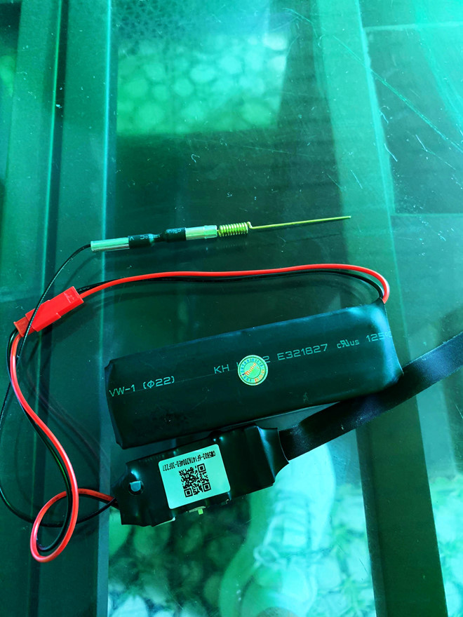 Tuy nhiên, khi đối chất làm rõ vụ việc, các hình ảnh, clip còn lại trong máy rất mờ, không nhìn rõ được. Một số đoạn clip quay lén gây ảnh hưởng đời sống riêng tư của nhân viên quán đã bị chủ quán xóa. Chủ quán cũng không yêu cầu gì thêm, nên Công an phường 2 (quận 10) chỉ lập hồ sơ cảm hóa, giáo dục đối tượng này.