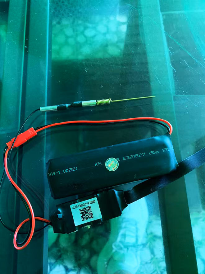 Tuy nhiên, khi đối chất làm rõ vụ việc, các hình ảnh, clip còn lại trong máy rất mờ, không nhìn rõ được. Một số đoạn clip quay lén gây ảnh hưởng đời sống riêng tư của nhân viên quán đã bị chủ quán xóa. Chủ quán cũng không yêu cầu gì thêm, nên Công an phường 2 (quận 10) chỉ lập hồ sơ cảm hóa, giáo dục đối tượng này.