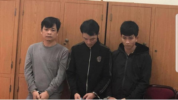  Giả vào khách sạn thuê phòng, đặt camera quay lén cảnh 'mây mưa' tống tiền: Ngày 17/3, Cơ quan cảnh sát điều tra Công an quận Cầu Giấy (Hà Nội) cho biết đã bắt khẩn cấp, tạm giữ hình sự Trịnh Công Linh (34 tuổi), Nguyễn Chí Công (23 tuổi) cùng quê ở Thanh Hóa và Đoàn Duy Hướng (27 tuổi) quê ở Yên Bái để điều tra về hành vi cưỡng đoạt tài sản. 