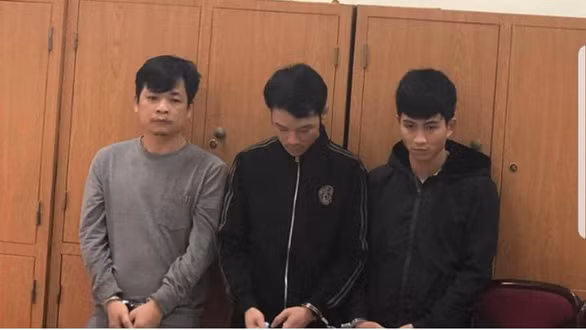  Giả vào khách sạn thuê phòng, đặt camera quay lén cảnh 'mây mưa' tống tiền: Ngày 17/3, Cơ quan cảnh sát điều tra Công an quận Cầu Giấy (Hà Nội) cho biết đã bắt khẩn cấp, tạm giữ hình sự Trịnh Công Linh (34 tuổi), Nguyễn Chí Công (23 tuổi) cùng quê ở Thanh Hóa và Đoàn Duy Hướng (27 tuổi) quê ở Yên Bái để điều tra về hành vi cưỡng đoạt tài sản. 