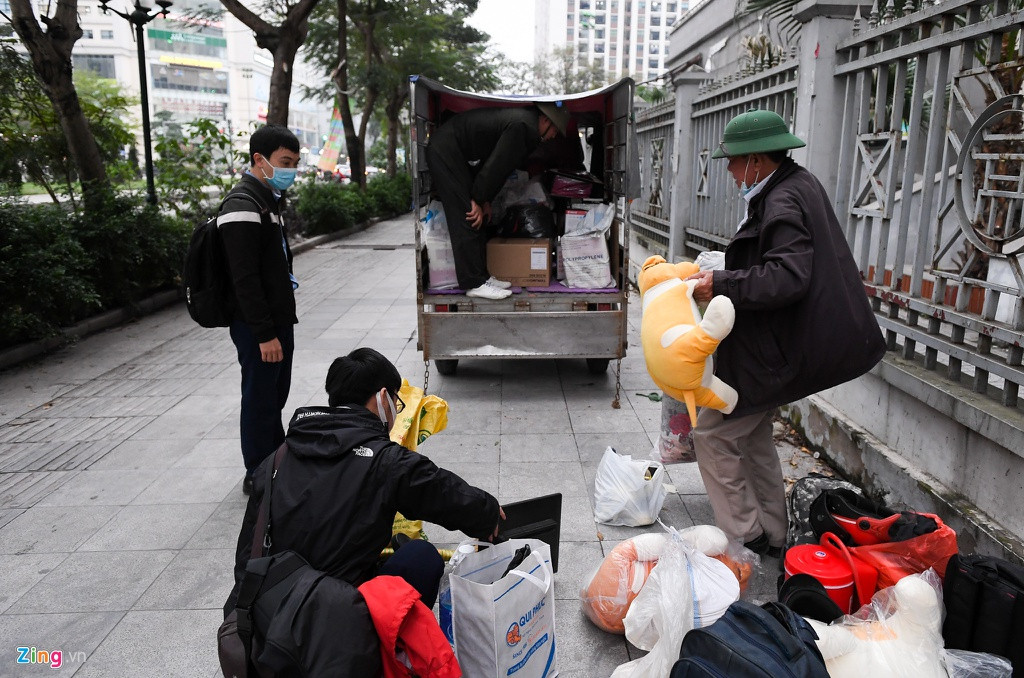 Đỗ Hữu Nam (đứng bên trái) cho biết mình được bạn nhờ đến giúp vì căn phòng 6 người chỉ có bạn anh ở lại. “Nếu chỉ dọn đồ cho một mình thì không sao nhưng trong buổi chiều, có đến 5-6 người gọi điện nhờ giúp nên chúng mình phải nhờ mình qua ứng cứu”, Nam cho biết.