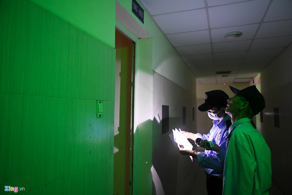 Ngay trong tối 19/3, bảo vệ nhà D1, D2 đã rà soát, lên danh sách phòng còn trống.