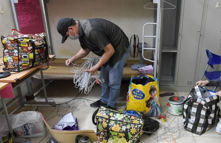 Đào Thu Hà cùng bố đi ôtô 7 chỗ lên ký túc xá Mỹ Đình để chở hết đồ đạc về quê. Em cảm thấy không yên tâm khi gửi đồ ở lại và cũng không biết đến bao giờ mới đi học. Trong 2 tháng qua, nữ sinh viên này ở nhà nghỉ tránh dịch và học online. 