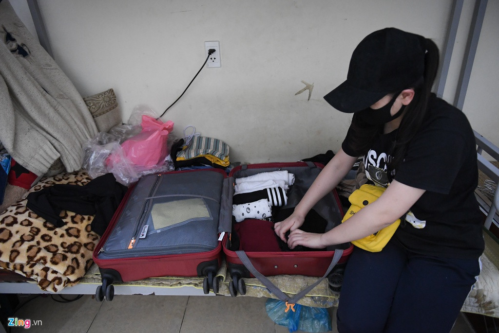 Một sinh viên Đại học Tài nguyên Môi trường vội vàng bắt xe từ Nam Định lên Hà Nội dọn đồ. Em cho biết cả phòng đã về quê do nghỉ học dài ngày nên không nhờ được ai giúp. 