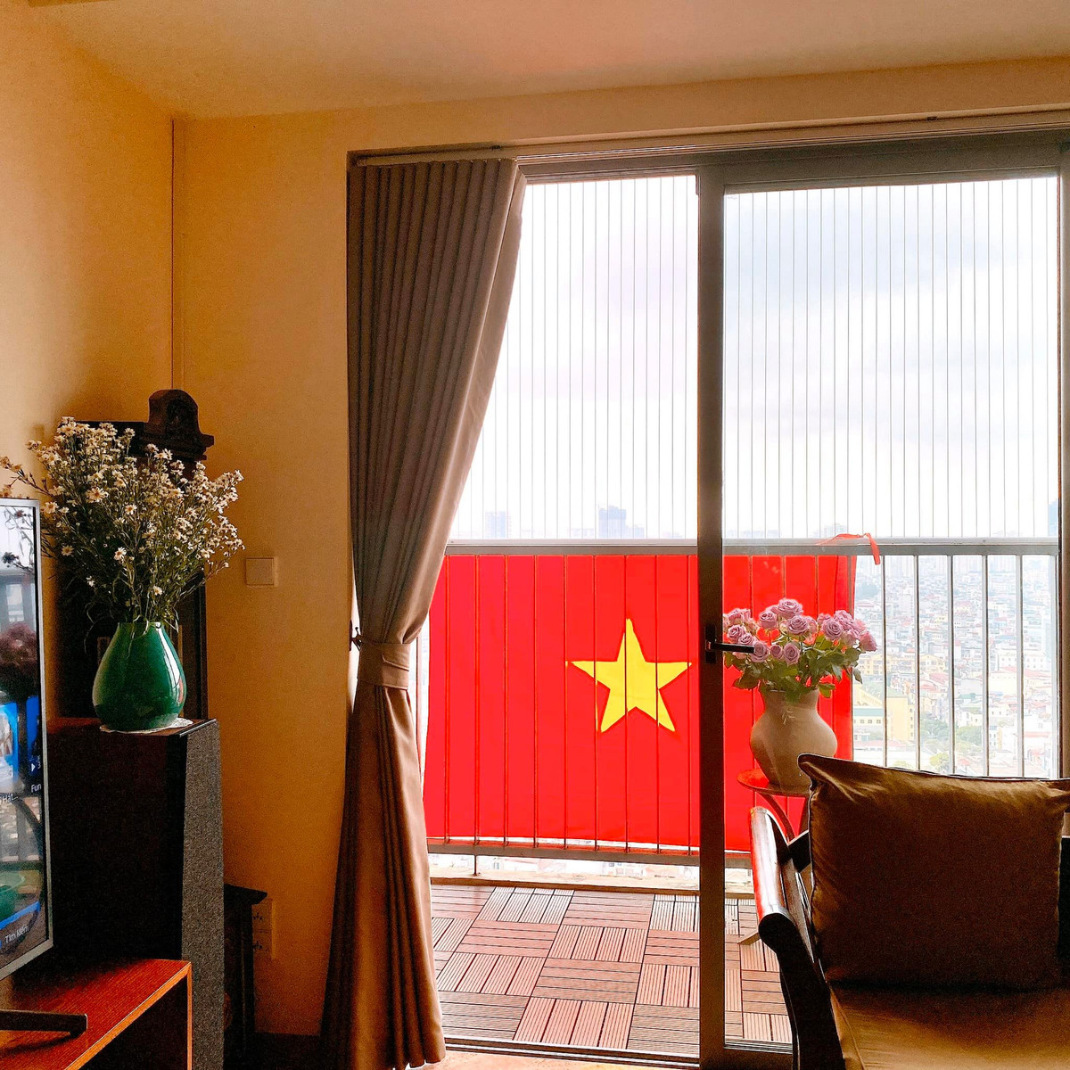 Bộ Y tế khuyến cáo: Trân trọng đề nghị tất cả bệnh nhân, người nhà bệnh nhân và những ai đã đến Bệnh viện Bạch Mai trong khoảng thời gian từ 12-27/3 thực hiện các biện pháp sau đây: Gửi tin nhắn thông báo họ tên đầy đủ và địa chỉ nơi ở của mình vào số điện thoại 8889. Liên lạc với Trung tâm kiểm soát bệnh tật tại địa phương để được tư vấn. Thực hiện khai báo y tế trên ứng dụng NCOVI (ncovi.vn), hoặc khai trực tuyến tại tokhaiyte.vn, thường xuyên cập nhật tình trạng sức khỏe để được tư vấn và trợ giúp. &gt;&gt;&gt; Xem thêm video: Việt Nam có 5 ca mắc Covid-19 mới, tổng số là 179 ca. Nguồn: VTC 9.