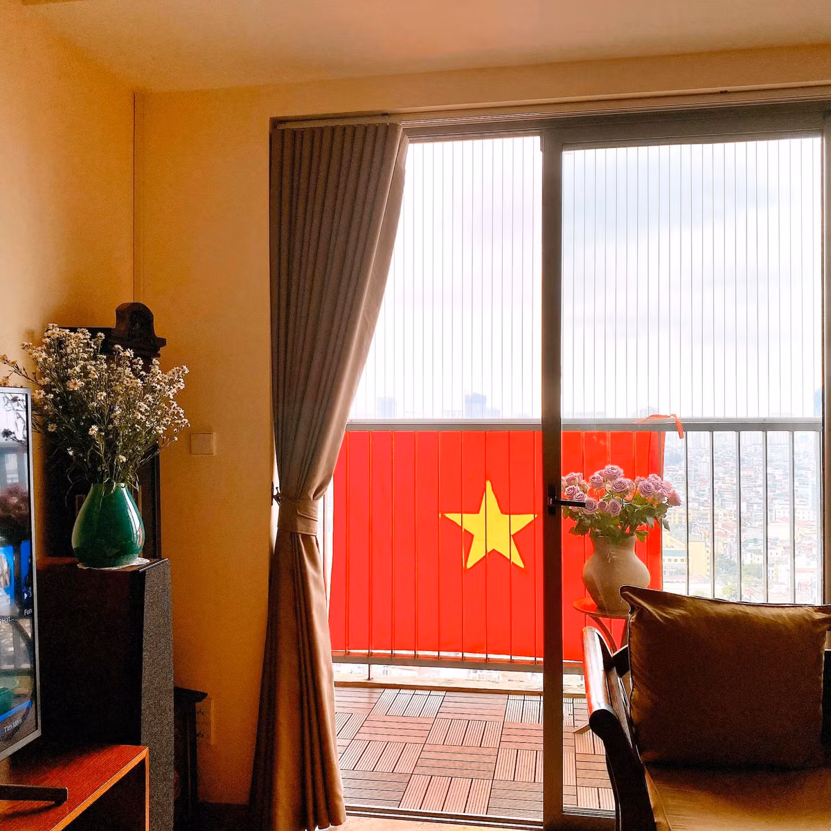 Bộ Y tế khuyến cáo: Trân trọng đề nghị tất cả bệnh nhân, người nhà bệnh nhân và những ai đã đến Bệnh viện Bạch Mai trong khoảng thời gian từ 12-27/3 thực hiện các biện pháp sau đây: Gửi tin nhắn thông báo họ tên đầy đủ và địa chỉ nơi ở của mình vào số điện thoại 8889. Liên lạc với Trung tâm kiểm soát bệnh tật tại địa phương để được tư vấn. Thực hiện khai báo y tế trên ứng dụng NCOVI (ncovi.vn), hoặc khai trực tuyến tại tokhaiyte.vn, thường xuyên cập nhật tình trạng sức khỏe để được tư vấn và trợ giúp. >>> Xem thêm video: Việt Nam có 5 ca mắc Covid-19 mới, tổng số là 179 ca. Nguồn: VTC 9.