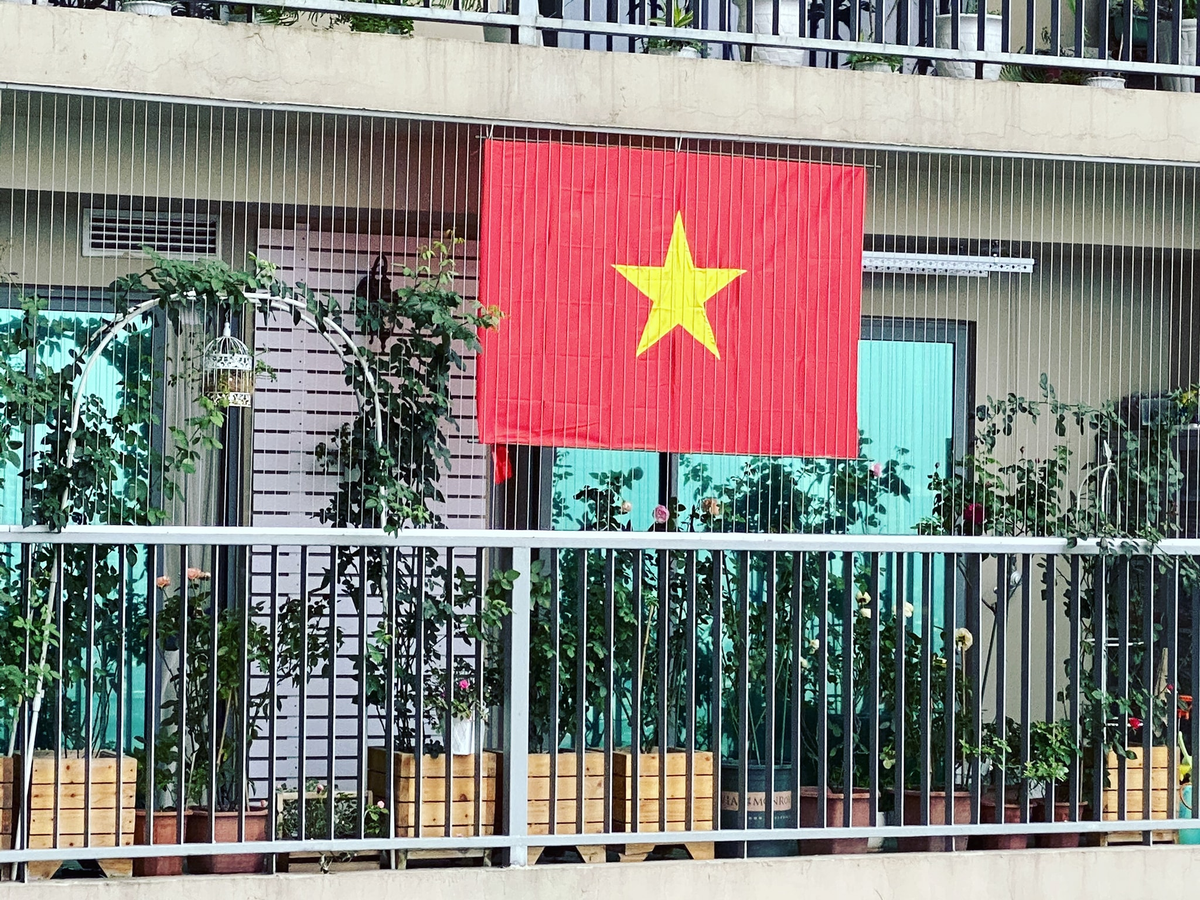 Tại đây bệnh nhân được lấy mẫu xét nghiệm và được Viện Vệ sinh Dịch tễ Trung ương xác định dương tính với SARS-COV-2. Hiện tại, bệnh nhân và những người tiếp xúc gần đang được cách ly riêng tại khu cách ly, tình trạng sức khoẻ ổn định. 