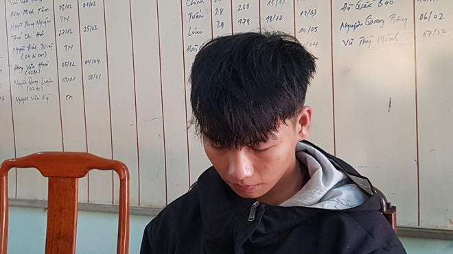 Khoảng 0h ngày 15/2, Lê Tấn Mã Hồng Phong cùng một người bạn đi đánh bida, sau đó Phong lái xe chở bạn về. Khi đang trên đường chợ Cầu 2 (hướng ra ngã 3 chợ cầu 2, thuộc xã Đồng Tiến, huyện Đồng Phú), Phong bắt gặp anh N.B.B (22 tuổi) cùng bạn gái và một người bạn của anh B. đang dựng 2 xe máy bên đường vẫn bật đèn pha nên Phong nghĩ anh B. gây sự với mình.