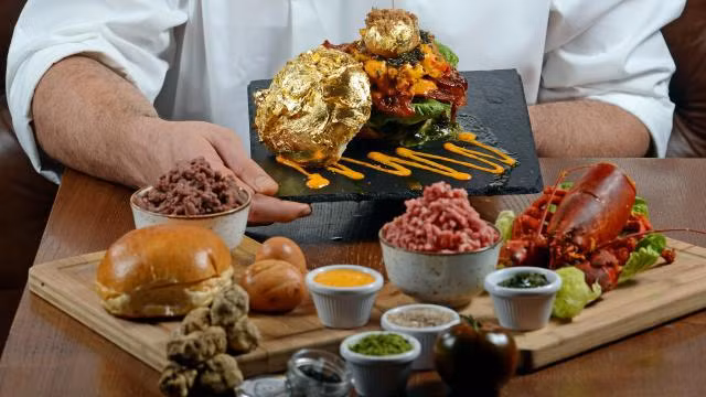 Sở dĩ chiếc bánh này cực kỳ đắt vì nó được chế biến bởi những thành phần nguyên liệu cực kỳ đặc biệt.