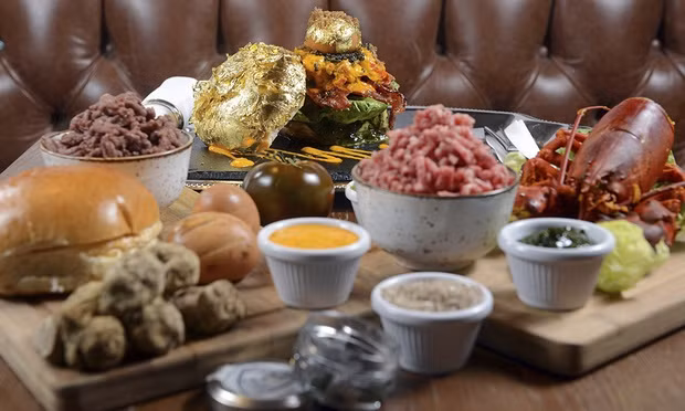 Chiếc bánh đặc biệt này được chế biến để làm một giải thưởng đặc biệt cho một khách hàng đặc biệt của một hệ thống nhà hàng ăn uống nổi tiếng tại Anh.