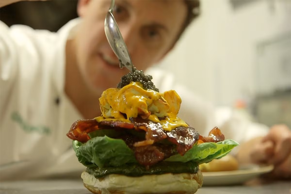 Bánh còn được kẹp thêm nhân phô mai đen.