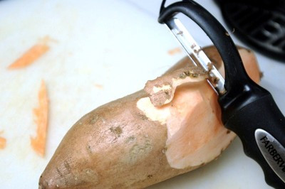 Vỏ khoai lang chứa xeton độc hại. Thành phần chống ung thư da trong khoai lang rất cao, tuy nhiên vì củ khoai nằm lâu trong đất, vỏ tiếp xúc trực tiếp với đất nên tồn tại không ít chất có hại bên trong lớp vỏ.