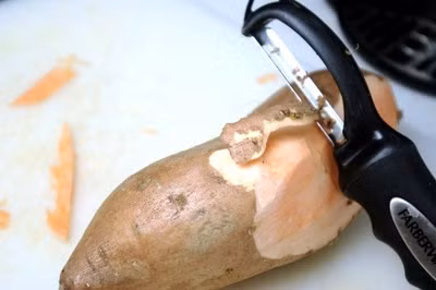 Vỏ khoai lang chứa xeton độc hại. Thành phần chống ung thư da trong khoai lang rất cao, tuy nhiên vì củ khoai nằm lâu trong đất, vỏ tiếp xúc trực tiếp với đất nên tồn tại không ít chất có hại bên trong lớp vỏ.