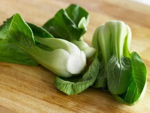 Vì cuống lá gần mặt đất nên khả năng phân giải của thuốc trừ sâu khá thấp, vì vậy khi chế biến tốt nhất là cắt bỏ phần cuống sát gốc, cũng không nên luộc hoặc xào cả bẹ lá.