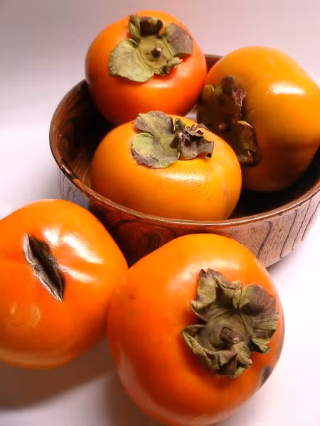 Vỏ quả hồng chứa axit tannic. Axit tannic khi gặp protein trong hải sản sẽ bị ngưng đọng, hình thành chất khó tiêu hóa, gây khó chịu ở bụng, đầy bụng, ăn mất ngon và các triệu chứng khác.