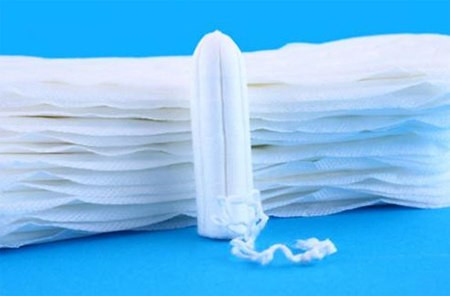 Chất hóa học được sử dụng để tạo ra băng vệ sinh đặt trong mà những phụ nữ dùng sản phẩm này có thể gặp tình trạng bị kích ứng âm đạo nếu chọn phải những loại kém chất lượng hoặc không phù hợp cơ địa mình.