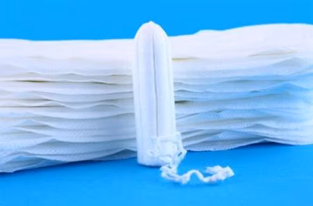 Chất hóa học được sử dụng để tạo ra băng vệ sinh đặt trong mà những phụ nữ dùng sản phẩm này có thể gặp tình trạng bị kích ứng âm đạo nếu chọn phải những loại kém chất lượng hoặc không phù hợp cơ địa mình.