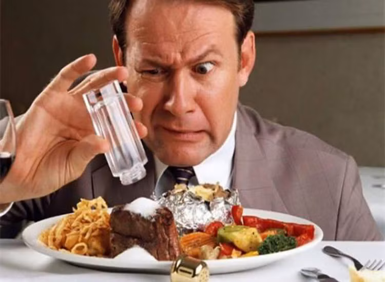 Việc ăn mặn làm cho nguy cơ bệnh viêm dạ dày tăng.