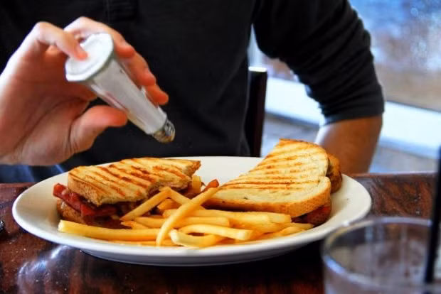 Nam giới khi ăn mặn thì có nguy cơ ung thư dạy dày cao gấp đôi những người ăn nhạt.