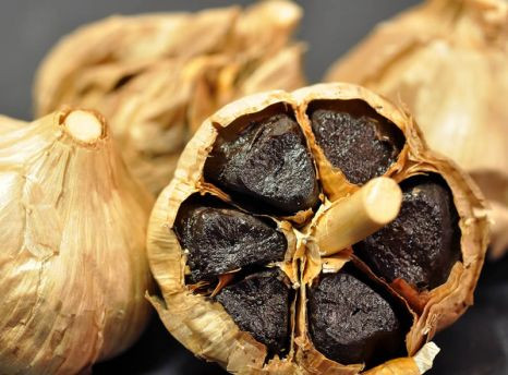 Để đảm bảo an toàn, những trường hợp dưới đây cần tránh các món ăn có tỏi là thành phần chính hoặc ăn tỏi sống.