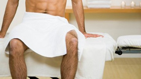 Câu chuyện được kể chi tiết như sau: khoảng 10h30 ngày 9/2/2011, trên chuyến tàu Sobu từ nhà ga Chiba trở về nhà, Masaki Morikawa nhìn thấy một cô gái 23 tuổi xinh đẹp ngồi đối diện. Ông này bèn tụt quần và đứng trước mặt cô gái để khoe “cậu nhỏ”. Hành động này của Masaki đã bị các hành khách ngồi cạnh phát hiện và bắt ông ta giao cho nhân viên quản lý tàu.