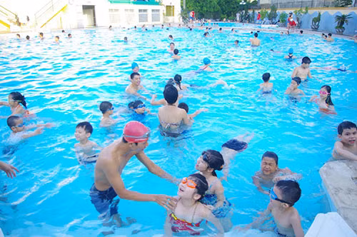 Tuy nhiên, TS Nguyễn Văn Khải cho rằng, ở nước ta, rất ít bể công cộng làm thế vì tốn công, tốn điện và tốn… nước. Nhiều nơi còn tiết kiệm, mua loại hóa chất rởm, bể bơi có quá nhiều người, không tắm tráng trước khi xuống bể… nên nhiều dịch bệnh bị lây lan hoặc phát sinh từ đây.