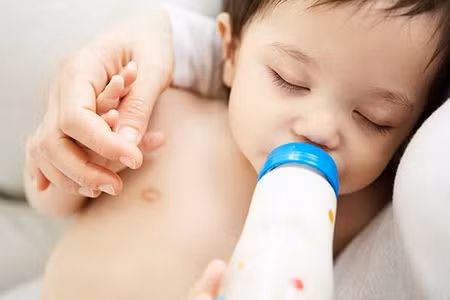 Ngoài ra nếu bé chỉ bị dị ứng với đạm sữa bò mẹ có thể cho bé uống các loại sữa bột có nguồn gốc từ sữa dê cho con.