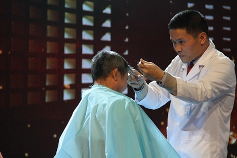 Theo bác sĩ Vũ Quang Hưng, "thợ cạo" được bệnh nhân yêu thích nhất, việc cắt tóc cho người bệnh xuất phát từ công việc hằng ngày. Bệnh nhân hóa trị bị rụng tóc nhiều. Tóc vương vãi ra hết giường chiếu, gối đệm, góc phòng bệnh. Bệnh nhân bị ung thư lại hay bị sốt thất thường, khó tắm gội vệ sinh nên mái tóc trở thành nơi chứa vi khuẩn gây bệnh.