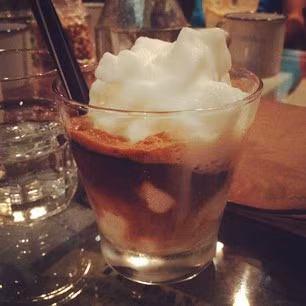 Ly cà phê cốt dừa ở đây đôi khi còn được bơm thêm một lớp kem tươi mát lạnh phủ trên. Ảnh: Instagram