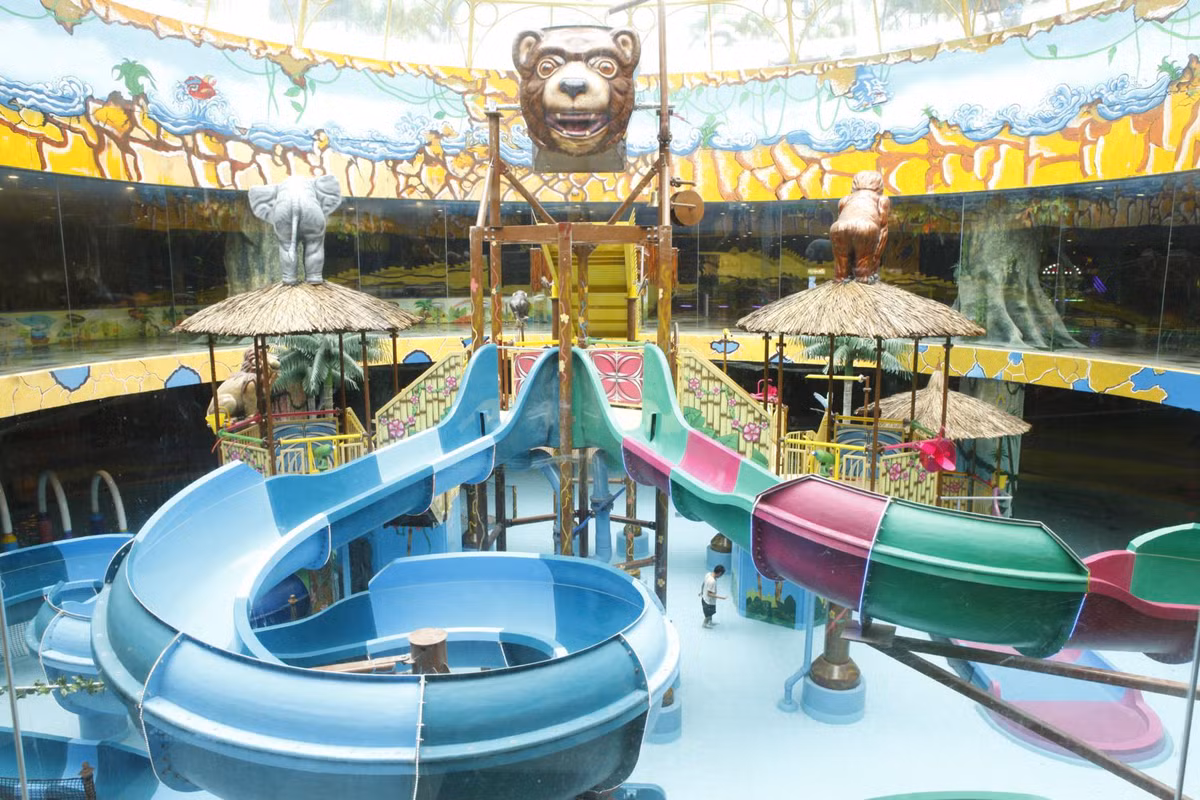 Tại đây bé có nhiều trò để tham gia vui chơi mà không sợ nắng nóng.