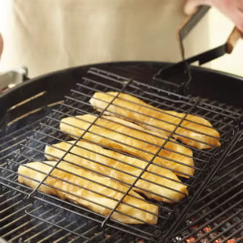 Sử dụng vỉ nướng không chỉ giúp bạn nướng cá vệ sinh hơn mà còn vô cùng tiện lợi.