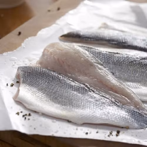 Một số món cá cần phải đánh vẩy nhưng với cá nướng, bạn không nên đánh vảy. Điều này sẽ giúp thịt cá không bị rơi vỡ trong quá trình nướng.