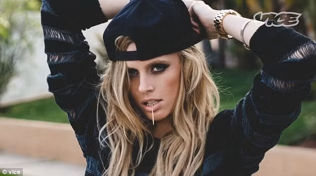 Hội chứng sốc độc tố (TSS) là một căn bệnh do ngoại độc tố của vi khuẩn tụ cầu vàng (Staphylococcus aurius), thường có trong niêm mạc mũi và âm đạo. Nó có thể xảy ra với bất cứ ai nhưng thường gặp nhất ở phụ nữ dùng băng vệ sinh siêu thấm hút quá nhanh, khiến môi trường âm đạo khô, tạo điều kiện cho vi khuẩn phát triển.