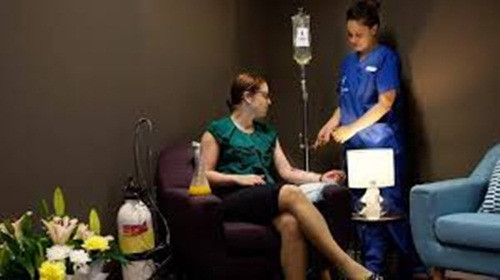 Tùy thuộc vào nồng độ cồn trong người mà khách hàng sẽ được truyền nước và thuốc chống buồn nôn, cùng với vitamin B, C. Các chất chống oxy hóa cũng bao gồm trong trị liệu. Một gói điều trị có giá từ 140$-200$ cho một lần.