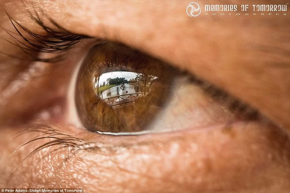 Anh tập chụp theo phong cách này từ năm 2007, qua nhiều tìm tòi học hỏi thì đến nay, anh có thể chụp những bức ảnh cưới này khá dễ dàng trong bất cứ điều kiện ánh sáng nào.