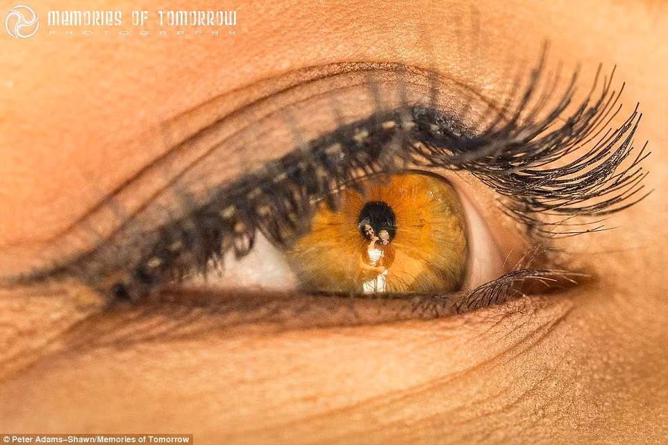 Những hình ảnh như thế này được thêm vào bộ sưu tập ảnh cưới truyền thống thì sẽ rất đa dạng.