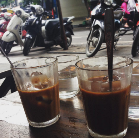 Vào buổi chiều bạn có thể tiếp tục hẹn hò cà phê với bạn bè trên phố Nguyễn Hữu Huân hoặc lang thang khu phố cổ.