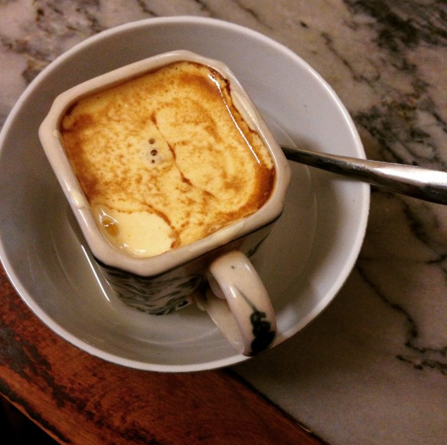 Trong tiết trời lạnh của mùa đông Hà Nội thì một ly cà phê trứng nóng tại Giảng (39 Nguyễn Hữu Huân) sẽ là cái kết tuyệt vời cho một ngày nghỉ trọn vẹn, chỉ la cà ăn uống, cà phê, tán chuyện với bạn bè.