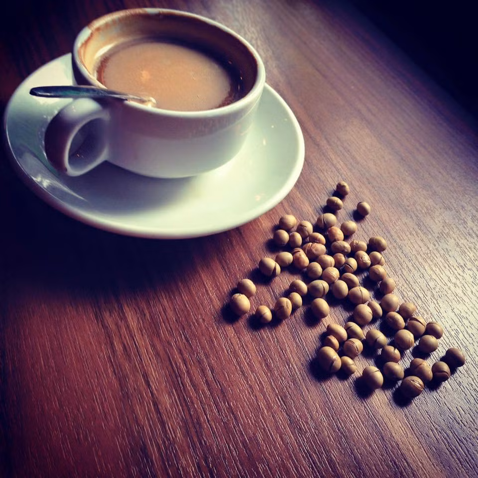 Sau khi ăn sáng, bạn có thể cùng bạn bè tán ngẫu trên tại các quán cà phê. Phố Nguyễn Hữu Huân có rất nhiều quán cà phê, từ các quán cà phê rang say nổi tiếng như Lâm, Năng hay các quán cà phê đá xay hợp thị hiếu giới trẻ.