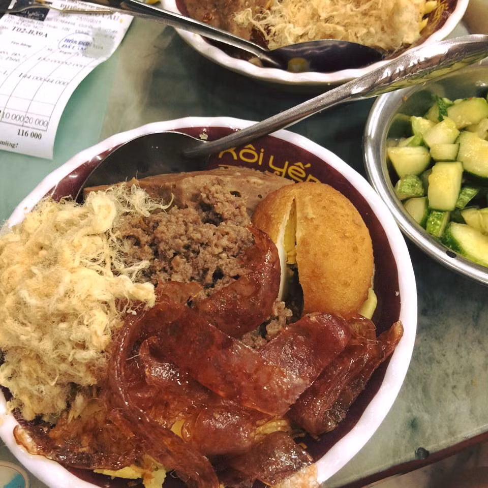 Khi những câu chuyện bên ly cà phê bắt đầu bớt rôm rả là lúc “kiến bò bụng” , bạn hãydi chuyển sang số nhà 37 trên phố Nguyễn Hữu Huân để thưởng thức món xôi Yến trứ danh đất kinh kỳ. Bạn có thể gọi xôi xéo ăn kèm với ruốc, thịt, trứng kho tùy theo sở thích. 