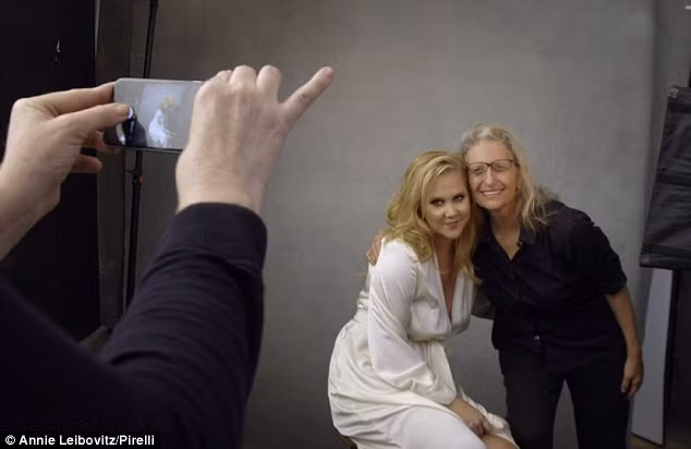 Thế nhưng, mới đây bộ lịch này đã gây bão cộng đồng mạng khi đã thay thế hoàn toàn những hình ảnh người mẫu chuẩn, dáng đẹp bằng hình ảnh những cô nàng béo phì.