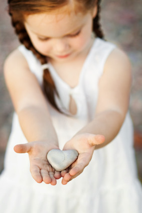 Yêu ai đó bằng cả trái tim: Đó không chỉ là tình yêu trai gái mà có thể là sự trân trọng, tình cảm sâu sắc dành cho cha mẹ, anh em hoặc một người bạn thân. Họ yêu, chấp nhận cả những khuyết điểm của người ấy và cảm thấy hạnh phúc mỗi khi nhìn người đó hạnh phúc. Đó thực sự là một thái độ sống tích cực. 