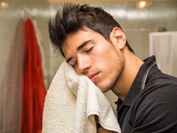 Tất cả chúng ta đều nhận thức được các bệnh truyền nhiễm bởi nhà vệ sinh nhưng không nhận thức được từ đâu nó đến. Chúng ta phải ghi nhớ rằng, ngay cả một phòng tắm sạch bong cũng có thể là nguồn vi khuẩn lây bệnh.